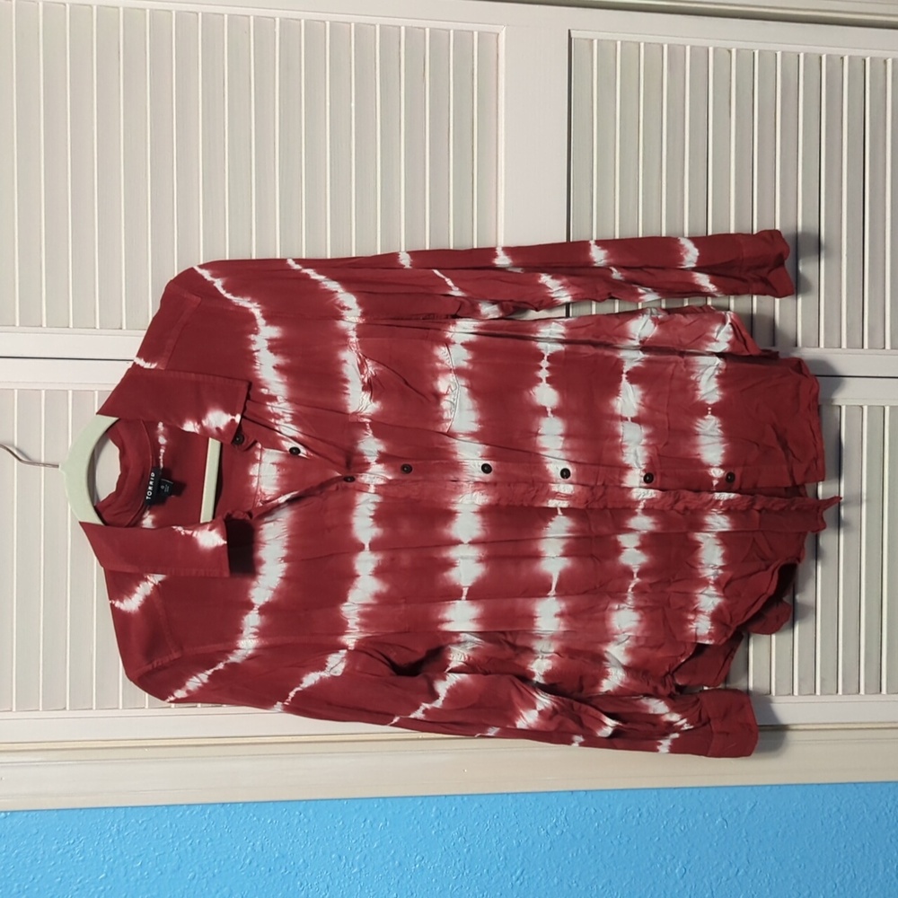 Torrid Size 0X Red and White Tie-Dye Shirt